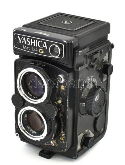 Yashica Mat 124G ikerlencsés reflex fényképezőgép, Yashinon 3,5/80mm objektívvel, eredeti bőr tokjában, elemmel, kissé hibás fókusszal, és hiányos borítással, ami viszont benne van a gépben, jó állapotban. / Yashica Mat 124G twin-lens reflex camera, with