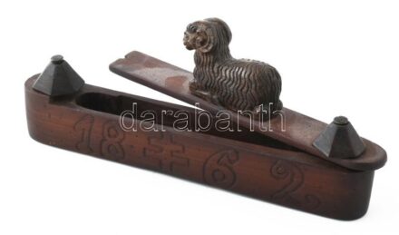 "1862" feliratú bárányos fa borotvatartó. Pásztormunka, kis szúette lyukakkal, 25×10×4 cm / Razor holder shepards carving