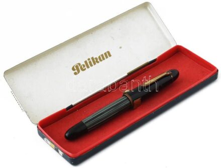 Pelikan női töltőtoll, arany 14 K heggyel, szép állapotban, Őeilikan fém dobozban, h: 12,5 cm