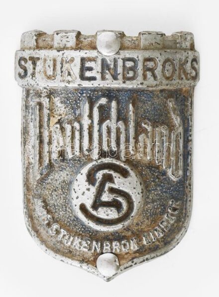 Stukenbroks "Deutschland" kerékpárjelvény, XIX. sz. vége-XX. sz. eleje. Gyártója a német August Stukenbrok Einbeck (ASTE) vállalat, melyet 1888-ban alapítottak Einbeckben, és 1932-ig létezett. A cég postai úton történő megrendelés alapján, közvetlenül a