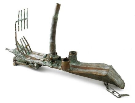 Lakner László (1936-): Krampusz, 1987. Patinázott Bronz szobor, jelezve fent az oldalán: Lakner 87. h: 58 cm, m: 34 cm. Kiállítva: Kunstwerkstatt Galéria, Berlin. Lakner László kevés szobrászművészeti alkotásainak egyike, a középső stilizált orr része moz