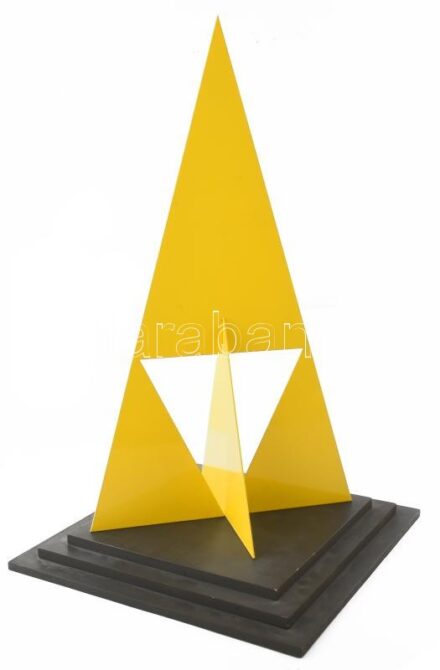 Ingo Glass (1941-2022): Holocaust emlékmű terv, Bp., VII. ker. Festett acéllemez, fa talapzaton. M 1:10. Jelzés nélkül, talapzat alján papírlapon Ingo Glass nyomtatott instrukcióival a műről és technikai adatairól. Magasság: 70 cm (talapzat nélkül). Apró