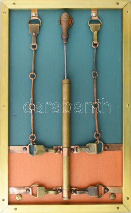 Haraszty István (1934-2022): Fogoly pumpa, 2014. Akril, fém applikáció, réz, fatábla. Jelezve lent: Haraszty István 2014 és a hátoldalán: Haraszty 2014. 50×31 cm. A pumpa fa fogantyúja mozgatható!