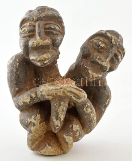 Kissi kőfaragás. Kétalakos sírfigura, korának megfelelő állapotban, Guinea, 16-19. század ?. m: 28,5 cm. A nyugat-afrikai Sierra Leonéban élő Kissi törzs tagjai általában úgy tartják, hogy egy ősi szellemet, az élők és az istenek közötti közvetítőt jelkép