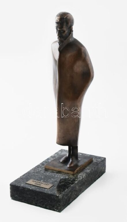 Ujfalussy József (1920-2010) zenetörténész 2006-ban megkapott Hazám-díja. Bronz József Attila alak, márvány talapzaton, alkotó: Varga Imre (1923-2019), szignózott. Hibátlan, 20x11x34 cm /// "A Hazám-díjat a XXI. Század Társaság 2001. október 31-én alapíto