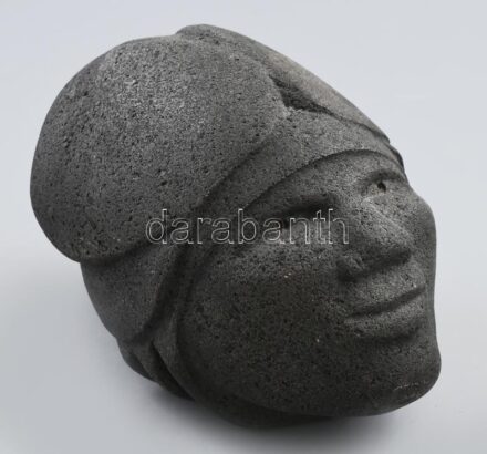Pistyur Imre (Csobánka, 1953-): Szitakötő. Faragott és pácolt vulkáni kő, jelzés nélkül, hibátlan, 23x13x15 cm. Proveniencia: Az alkotó ajándékozta a beadó családjának. "1967-től Szalóky Sándor és Szegvári Károly festőművészek voltak a tanítómesterei. 197