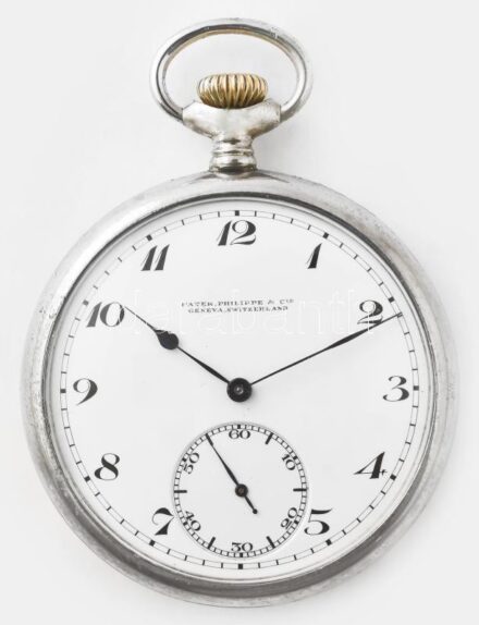 Patek Philippe zsebóra, XX. sz. eleje. Másodpercmutatós, szép számlappal, fém tokkal. Működő, jó állapotban, szerkezetszám 149692 d: 50 mm A Patek Philippe órák a művészet és a mérnöki precizitás keverékét képviselik. Ez nem csak egy időmérő eszköz; a lux