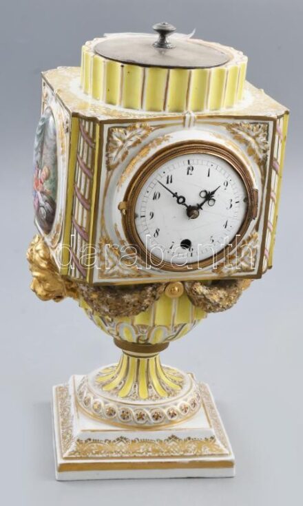 Napoleon korabeli empire urnaóra. Franciaország XIX. sz. eleje. spindlis szerkezet, kézzel festett porcelánfajansz ház. Oldalsó képmezőkben földgömböt és távcsövet használó gyermekek, olvasó gyermekek. A házon belül kisebb sérülésekkel.Zománc számlap,