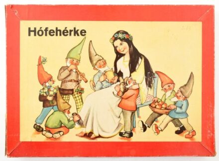 cca 1940-1944 Hófehérke és a hét törpe társasjáték. Bp., Ehrenfeld Miksa és Král Rezső kiadása. Színes, illusztrált dobozzal és táblával, tartozékokkal: 12 db (3x4) fa figura, 1 db dobókocka, össz. 8 db papír ill. műanyag korong (eredeti tartalom nincs fe