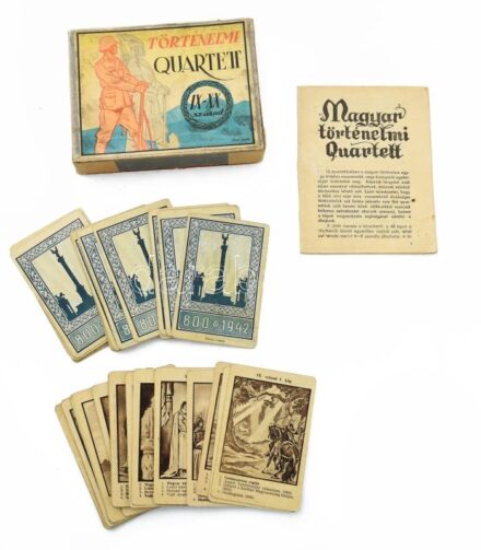 1942 Magyar történelmi quartett. IX-XX. század. Régi társasjáték, kompletten, 48 db kártyával, útmutatóval. Összeáll.: Liebner Iván. Eredeti, Pályi Jenő (1903-1953) grafikájával illusztrált dobozban. Korának megfelelő állapotban (a dobozon és az útmutatón