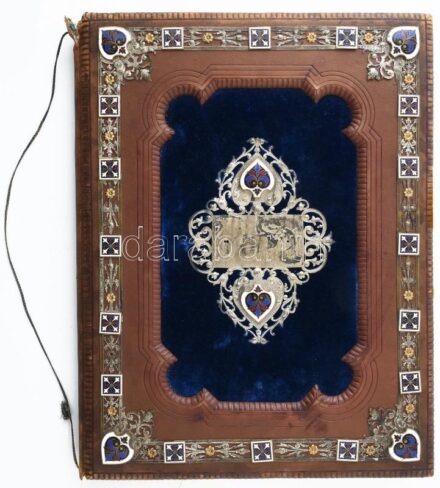 1893 Vámossy Mihály. (1827-1912) a pesti református főgimnáziumi igazgató-tanár, író, méhész 25 éves igazgatói jubileumára készített emlék füzet. Dekoratív nagy alakú mappa számos híresség Gárdonyi Géza, Szász Károly, Gyulai Pál, Bethlen András, Farkas Jó