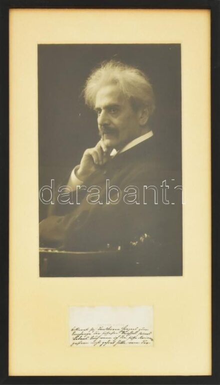 Popper Dávid (1843-1913) gordonkaművész saját kezű sorai névjegykártyáján, őt ábrázoló nagyméretű fotóval, kétoldalas üvegezett keretben, paszpartuban, fotó: 27x17 cm, névjegykártya: 5x10 cm, teljes: 45x26 cm