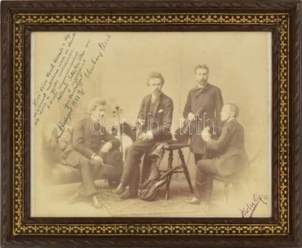 cca 1897 Hubay Jenő (1858-1937) hegedűművész, zeneszerző által később dedikált fotó melyen Hubay-Popper vonósnégyes tagjai láthatóak. Hubayn kívül Kemény Rezső, Popper Dávid (1843-1913), Szerémi Gusztáv (1877-1952), 24x18 cm Üvegezett keretben. Strelisky