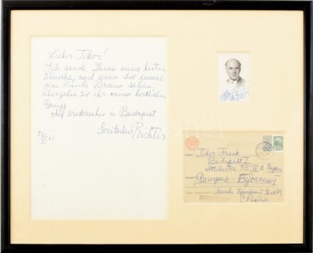 1961 Szvjatoszlav Richter (1915-1995) világhírű szovjet zongoraművész autográf, német nyelvű levele, borítékkal, őt ábrázoló kisméretű dedikált képpel. Üvegezett keretben, kétoldalas paszpartuban, 37x45 cm./ 1961 Autograph letter of the world famous piani