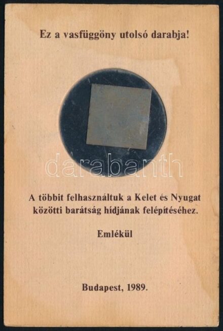 1989 "Ez a vasfüggöny utolsó darabja!", karton tokban, foltos 3x3 cm, teljes méret: 15×10 cm