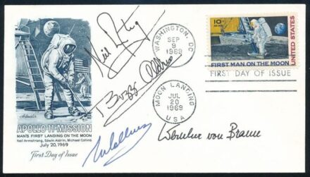 1969 Neil Armstrong (1930-2012), Michael Collins (1930- ), Buzz Aldrin (1930- ) amerikai űrhajósok és Wernher von Braun (1912-1977) amerikai német űrtudós sajátkezű aláírásai elsőnapi emlékborítékon / 1969 Autograph signatures of Neil Armstrong (1930-2012