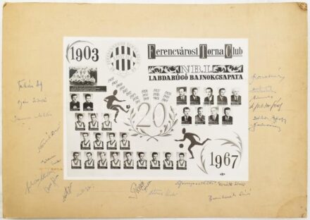 1967 Ferencváros Torna Club (Fradi) 1967-es labdarúgó bajnokcsapatának játékosainak és stábjának autográf aláírásai tablófotó kartonján: Albert Flórián, Novák Dezső, Páncsics Miklós, Fenyvesi Máté, Rákosi Gyula, Szőke István, Géczi istván, Takács Béla,
