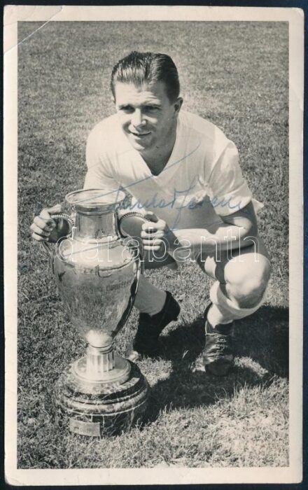 Puskás Ferenc (1927-2006) autográf aláírása őt magát mint a Real Madrid BEK-győztes labdarúgóját megörökítő fotón, hátoldalon Albero y Segovia fényképészek bélyegzőjével, fotó bal felső sarkában kisebb töréssel, 13,5x8,5 cm/ Ferenc Puskás (1927-2006)