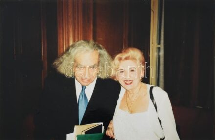 2001 Faludy György (1910-2006) költő DEDIKÁCIÓJA egy őt és Mikes Lilla (1924-2004) Jászai Mari-díjas színésznőt ábrázoló fotón, Mikes Lilla részére szóló dedikációval, 10x15 cm.