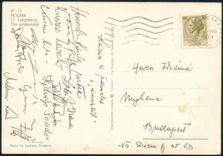 1974 Magyar vizilandázók által aláírt és hazaküldött lap Pescarából: Kuncz László, Hídvégi Sándor, Molnár László, Fehér András, stb. / Autograph signed photo of Hungarian water polo players