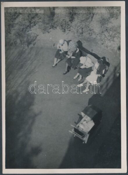 cca 1935 Kinszki Imre (1901-1945): Tavaszi napsütésben, pecséttel jelzett vintage fotóművészeti alkotás, 18x13 cm