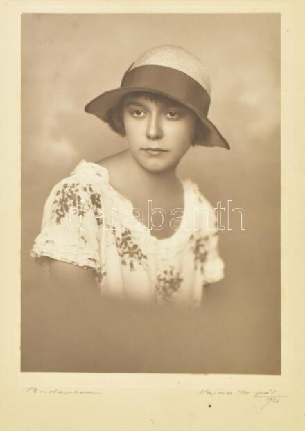1926 Vajda M. Pál budapesti fényképész aláírt, datált és matricával jelzett, vintage műtermi felvétele (kalapos női portré), 23x17 cm, karton 38,6x31 cm