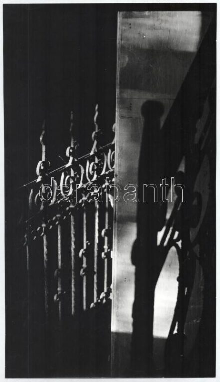 cca 1980 Újvári Béla budapesti fotóművész ,,Lépcsőház" című vintage fotóművészeti alkotása, feliratozva, ezüst zselatinos fotópapíron, 40x23 cm