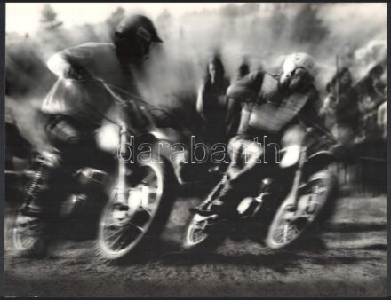 cca 1977 Gebhardt György (1910-1993) budapesti fotóművész hagyatékából 1 db vintage fotóművészeti alkotás, feliratozva (Motocross), ezüst zselatinos fotópapíron, 30x38,5 cm