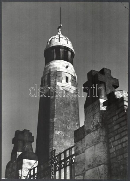 cca 1974 Gebhardt György (1910-1993) budapesti fotóművész hagyatékából 1 db vintage fotóművészeti alkotás, feliratozva (Törley síremlék), ezüst zselatinos fotópapíron, kiállítási emlékjegy a hátoldalán, 39,5x28,5 cm