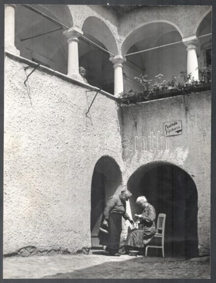 cca 1935 Osoha László (1899-1970) budapesti fotóművész hagyatékából 1 db vintage fotóművészeti alkotás, pecséttel jelzett, feliratozva (Old Women), ezüst zselatinos fotópapíron, két kiállítási emlékjeggyel a hátoldalán, 36x27