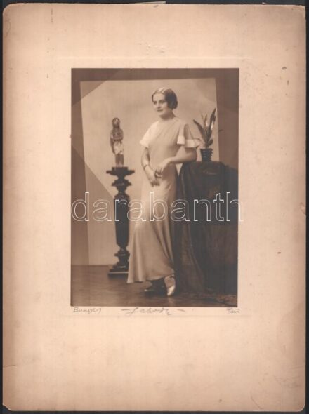 cca 1927 Budapest, Labori fényképész műtermében készült, aláírt, vintage fotó, ezüst zselatinos fotópapíron, 23,2x16,5 cm, karton (kisebb hibákkal) 39,5x30 cm