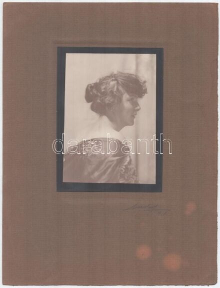 1918 Budapest, Amster J. fényképész műtermében készült vintage fotó, aláírva, datálva, ezüst zselatinos fotópapíron, 15x10,8 cm, karton 33x25 cm