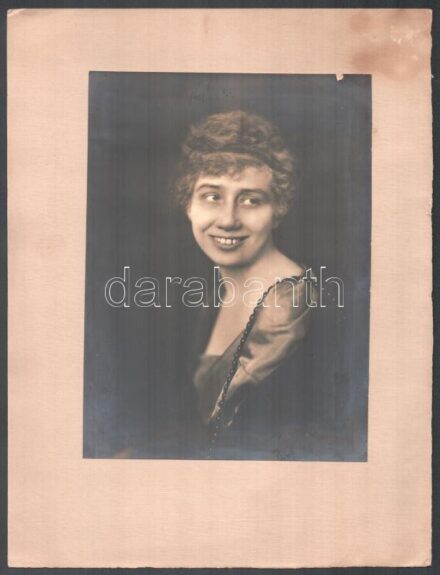 cca 1925 Szatmár, Búzási fényképész műtermében készült vintage fotó, ezüst zselatinos fotópapíron, matricával jelzett, kis hibával, 22,5x16,6 cm, karton 32,8x25 cm