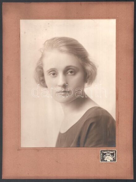 cca 1916 Kispest, Bäumler Ede fényképész műtermében készült vintage fotó, ezüst zselatinos fotópapíron, matricával jelzett, 23,5x17,5 cm, karton 32x24 cm