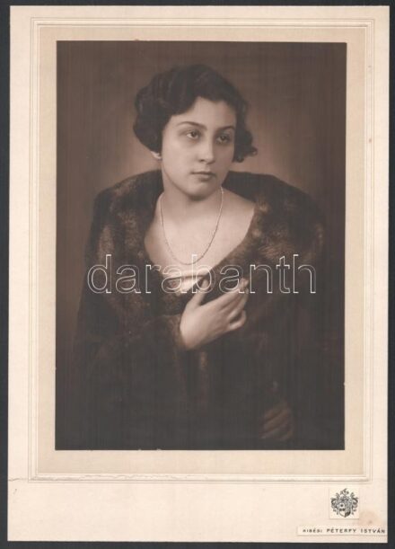 cca 1935 Budapest, Péterfyné fényképészeti műtermében készült, vintage fotó, matricával és pecséttel jelzett, ezüst zselatinos fotópapíron, 22,2x16 cm, karton 29,3x20,7 cm