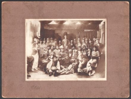1920 Újpest, ,,A modern műkedvelők" társulata által bemutatott ,,Tatárjárás" című színmű előadása után készített társulati csoportkép, Békési fényképész felvétele, feliratozva, ezüst zselatinos fotópapíron, 15x20,5 cm, karton 24,8x33