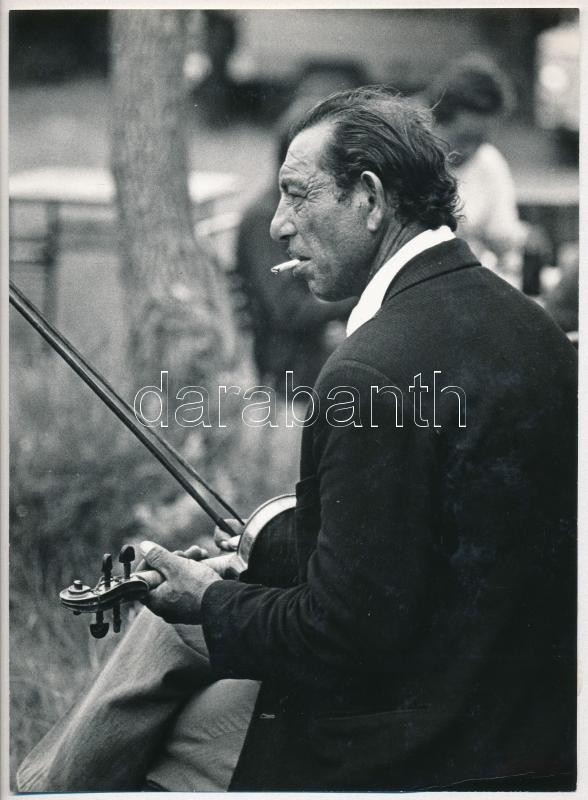 1974 Schütz István feliratozott, vintage fotóművészeti alkotása, ezüst zselatinos fotópapíron, a kép a Népművelési Intézet által, Balmazújvárosban megrendezett fotós alkotótelep (eredeti fotókat tartalmazó) albumából származik, sarkán törésnyom, 23,2x17