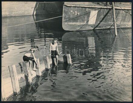 cca 1935 Seiden Gusztáv (1900-1992) budapesti (később londoni) fotóművész felvétele (Dunai idill), 1 db vintage fotó, ezüst zselatinos fotópapíron, jelzés nélküli későbbi nagyítás, amely a róla szóló könyv illusztrációja volt, 18x23,2