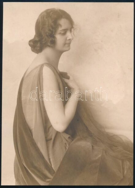 cca 1925 Jelzés nélküli, vintage műtermi fotográfia, ezüst zselatinos fotópapíron, felületén törés, 22x15,5 cm