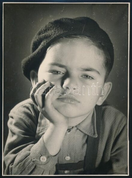 cca 1957 Őrszigeti Frigyes (1923-1995) soproni fotóművész hagyatékából 1 db vintage fotóművészeti alkotás (Flegma), jelzés nélkül, ezüst zselatinos fotópapíron, sarkán törés, hozzáadva a Népművelés c. újságból egy fénymásolatot, amely a képet azonosítja,