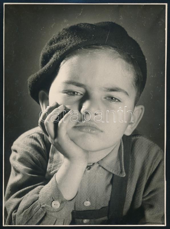 cca 1957 Őrszigeti Frigyes (1923-1995) soproni fotóművész hagyatékából 1 db vintage fotóművészeti alkotás (Flegma), jelzés nélkül, ezüst zselatinos fotópapíron, sarkán törés, hozzáadva a Népművelés c. újságból egy fénymásolatot, amely a képet azonosítja,