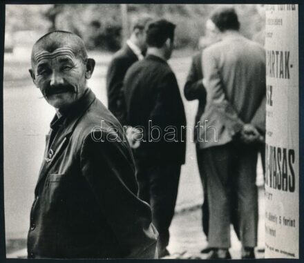 1970 Fekete József nevével jelzett vintage fotóművészeti alkotás, ezüst zselatinos fotópapíron, a kép a Népművelési Intézet által, Dunaújvárosban megrendezett központi fotós alkotótelep (eredeti fotókat tartalmazó) albumából származik, 17x19,7