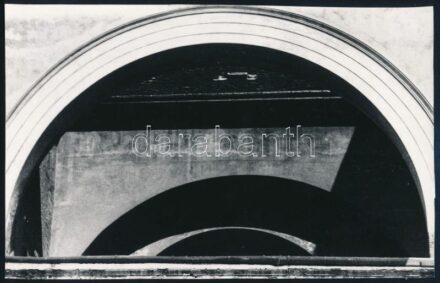 1972 Bardócz Erzsébet által aláírt, vintage fotóművészeti alkotás, ezüst zselatinos fotópapíron, a kép a Népművelési Intézet által, Esztergomban megrendezett központi fotós alkotótelep (eredeti fotókat tartalmazó) albumából származik, 17x20,8