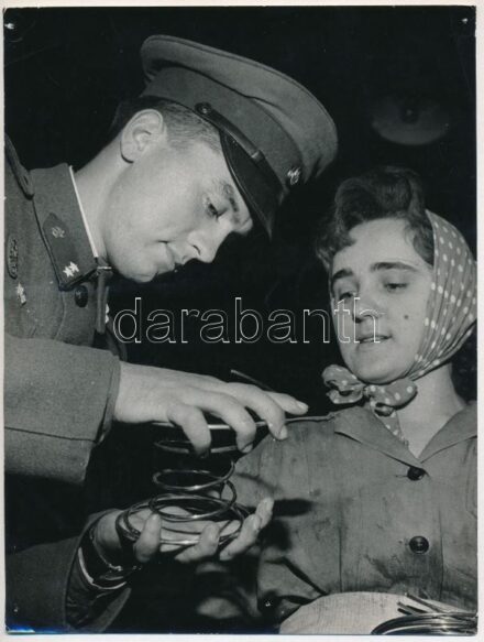 cca 1960 Ferkis Emil által aláírt, vintage riportfotó (Üzemlátogatáson), a kép vélhetően megjelent a néhai Lobogó című lapban, amelynek munkatársa volt Ferkis Emil, ezüst zselatinos fotópapíron, a használatból eredő kisebb hibákkal, 24x18