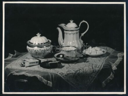 cca 1940 Szabó Gyula ,,Csendélet" című, feliratozott, vintage fotóművészeti alkotása, ezüst zselatinos fotópapíron, 17,5x23,3 cm