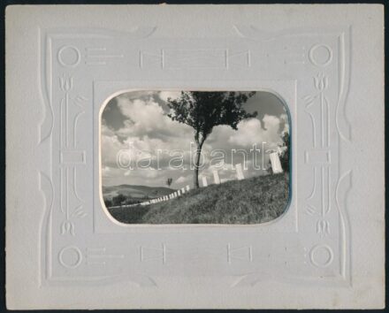 1940 Rozsnyó, Klell Kálmán ,,Út a végtelenbe" című, feliratozott vintage fotóművészeti alkotása, ezüst zselatinos fotópapíron, 8,5x11,5 cm, dombornyomott paszpartura ragasztva, 18x22 cm