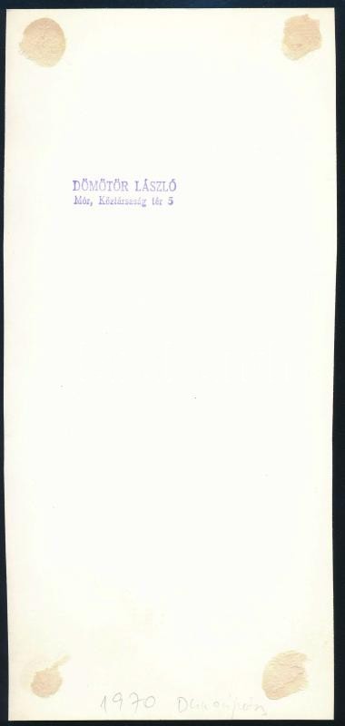 1970 Dömötör László móri fotóművész pecsétjével jelzett, vintage fotóművészeti alkotás, ezüst zselatinos fotópapíron, a kép a Népművelési Intézet által, Dunaújvárosban megrendezett fotós alkotótelep (eredeti fotókat tartalmazó) albumából származik, 24,4x1 - Image 2