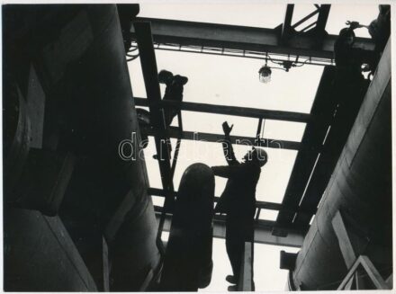 cca 1978 Ágoston István fotóriporter pecsétjével jelzett vintage riportfotó, vélhetően publikálva a Magyar Ifjúság című magazinban, amelynek munkatársa volt a kép szerzője, ezüst zselatinos fotópapíron, 17x23,2 cm