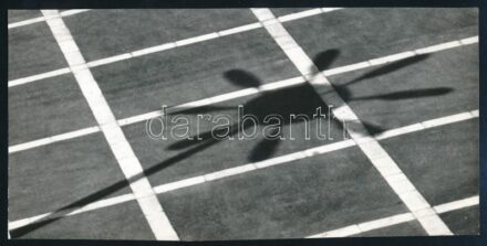 1970 Balogh Ferenc (1923-1993) békéscsabai fotóművész feliratozott, vintage fotóművészeti alkotása (Csillag), ezüst zselatinos fotópapíron, a kép a Népművelési Intézet által, Dunaújvárosban megrendezett fotós alkotótelep (eredeti fotókat tartalmazó) album