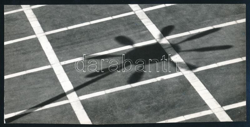 1970 Balogh Ferenc (1923-1993) békéscsabai fotóművész feliratozott, vintage fotóművészeti alkotása (Csillag), ezüst zselatinos fotópapíron, a kép a Népművelési Intézet által, Dunaújvárosban megrendezett fotós alkotótelep (eredeti fotókat tartalmazó) album